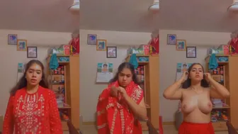 Cute Girlfriend Showing Big Melon For Lover